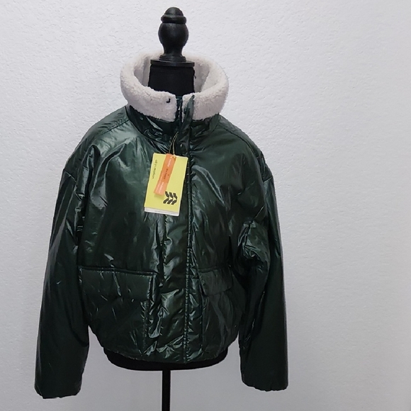 all in motion Jackets & Blazers - All in Motion Green Puffer Jacket with White Collar